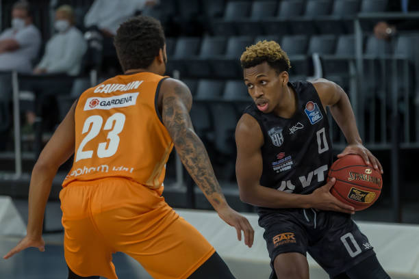 由拉菲尼亚 由拉菲尼亚